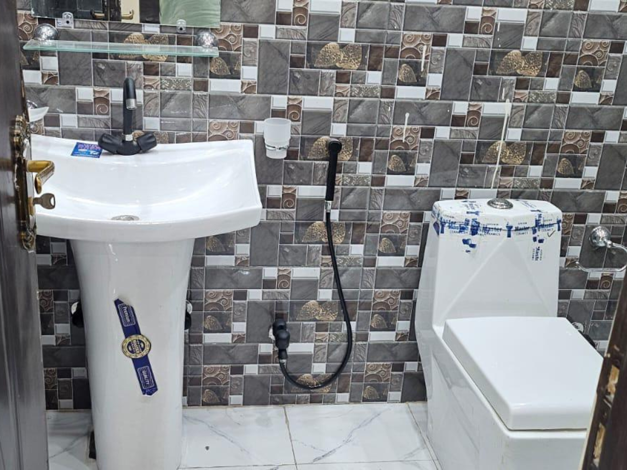 single & double rooms for rent in Valencia Town Lahore