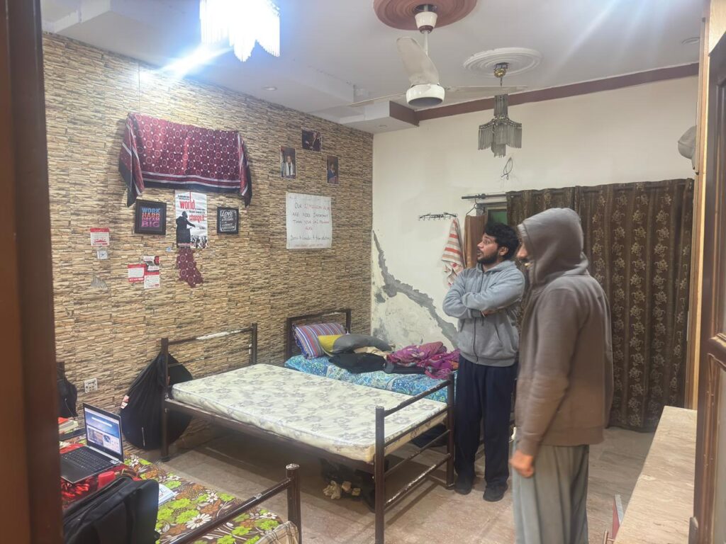 hostels in Barkat Market Lahore