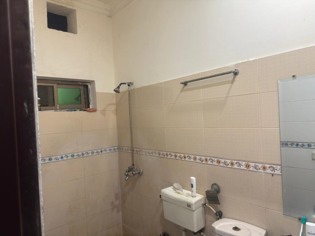 hostels in Barkat Market Lahore